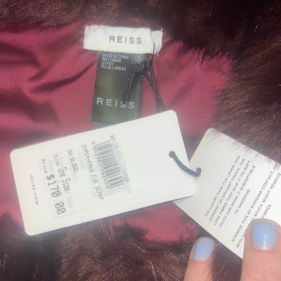 NWT REISS
Gypsy Faux Fur Scarf In the color “Ox Blood” - Picture 4 of 6
